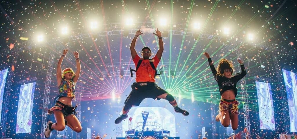 Escenario de festival con luces y energía que refleja el espíritu festivalero
