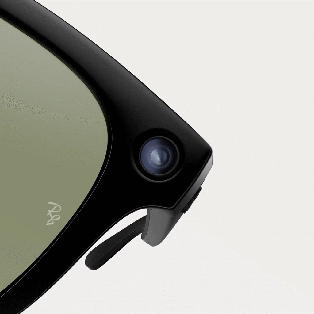 Primer plano de las Ray‑Ban Meta mostrando la cámara incorporada